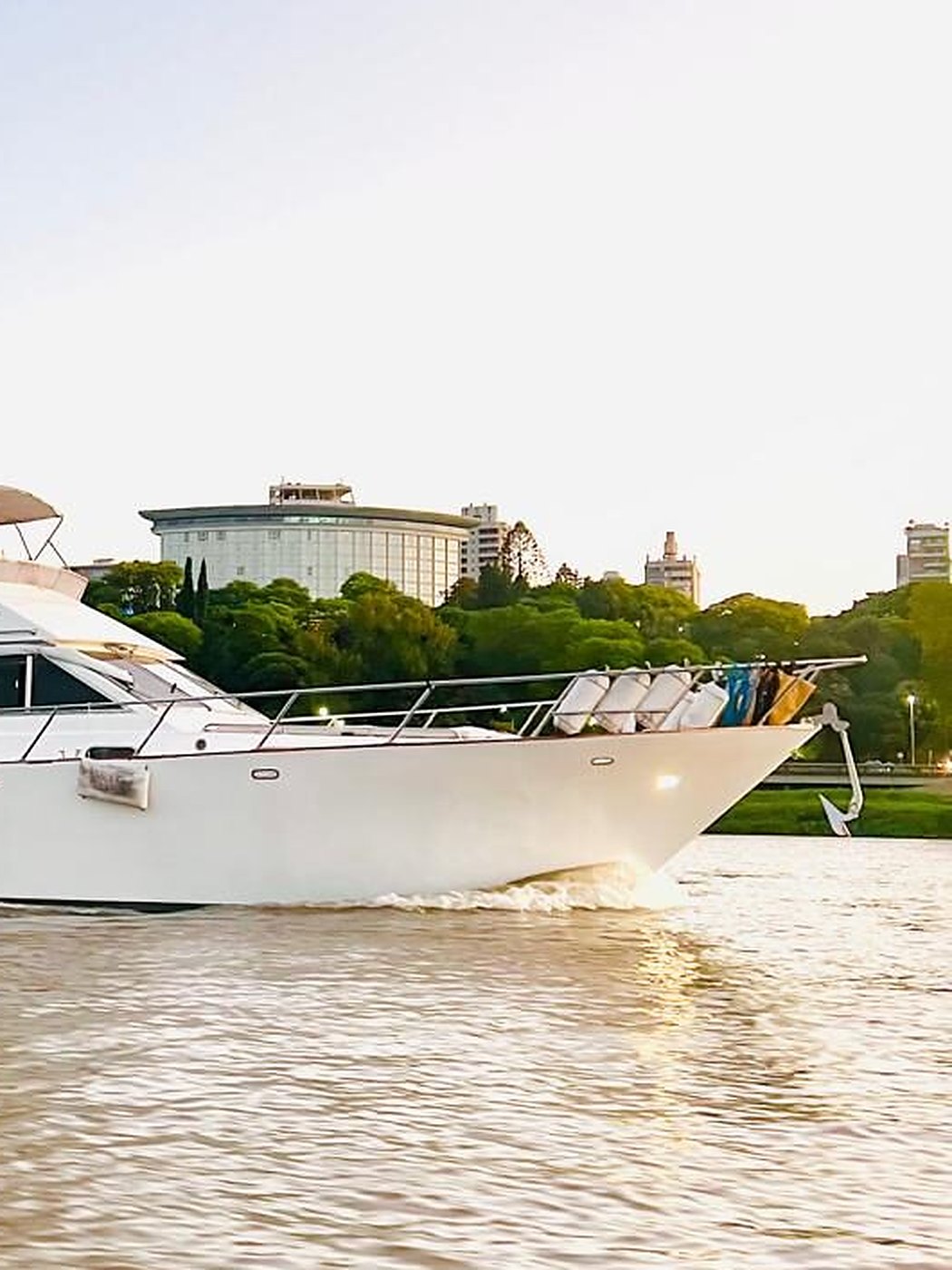 Proa de un yate navegando frente a la costanera de Paraná